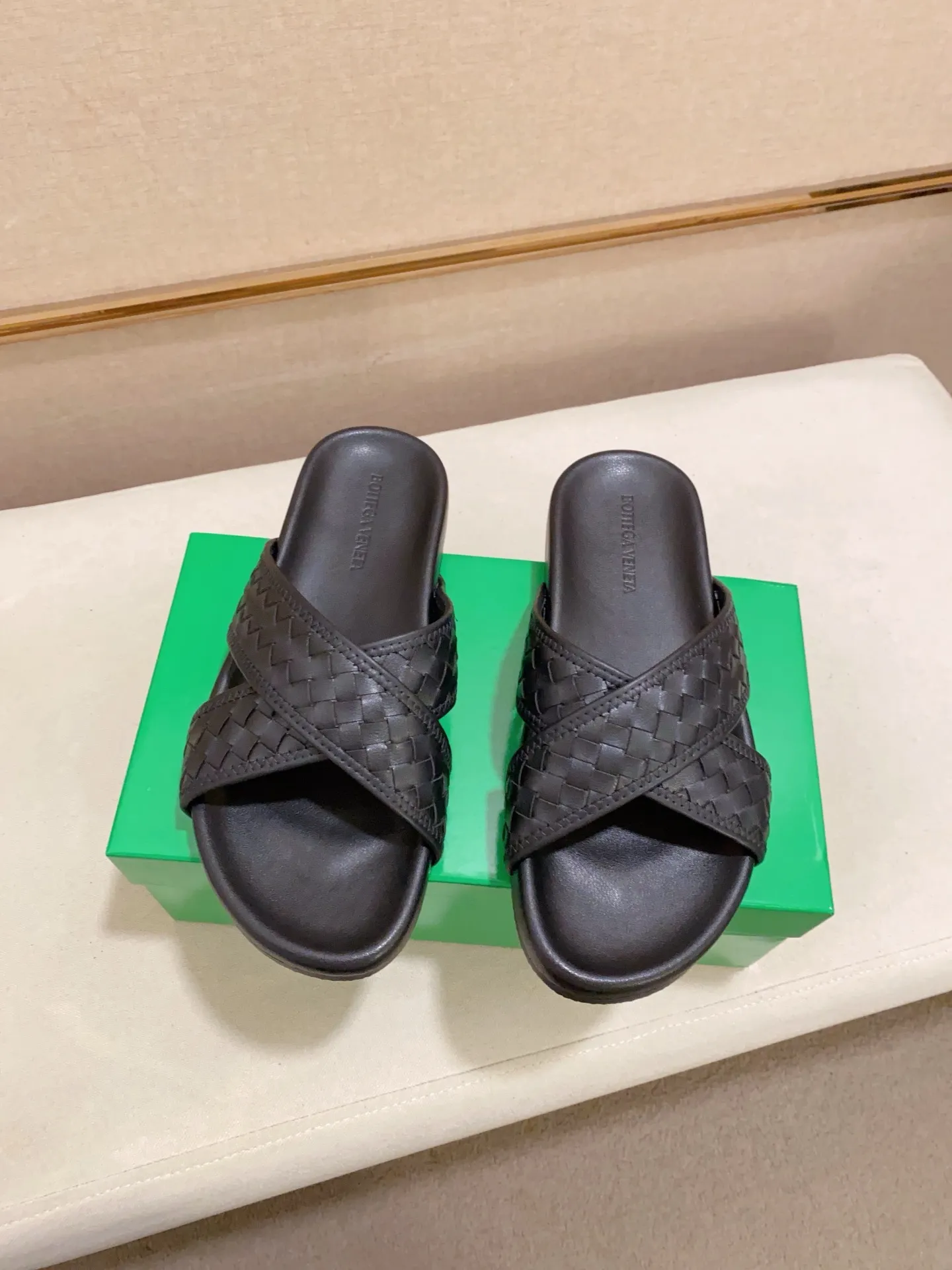 Men's shoes 💰: 320💰[BV~Bottega Veneta] Trendy new slippers are on the market. Same style as the official website. Counter quality [strong][strong][strong] Selected cow patent leather weaving. High-end atmosphere. Very cost-effective. Original wear-resistant rubber outsole. Fine workmanship. The upper layer of materials is used. The quality is visible. Shoe size 38-45.